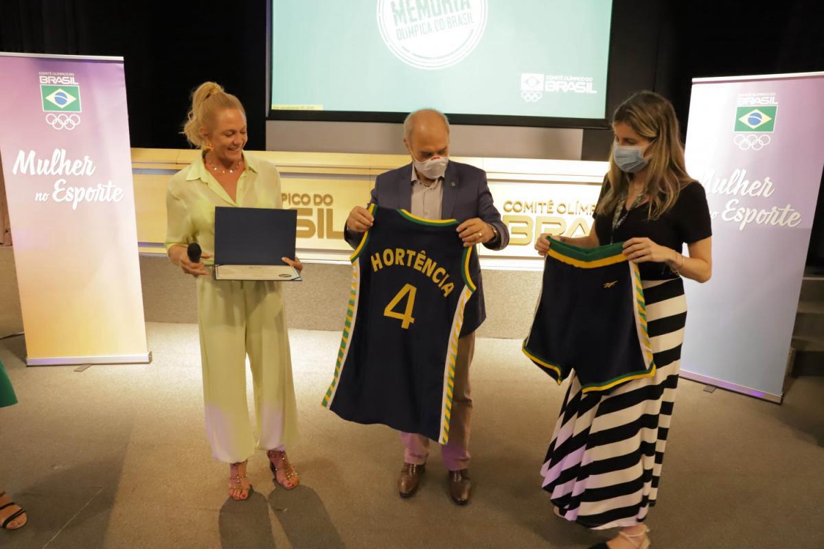 Hortência doa uniforme da prata em Atlanta 1996 para o Memória Olímpica do COB