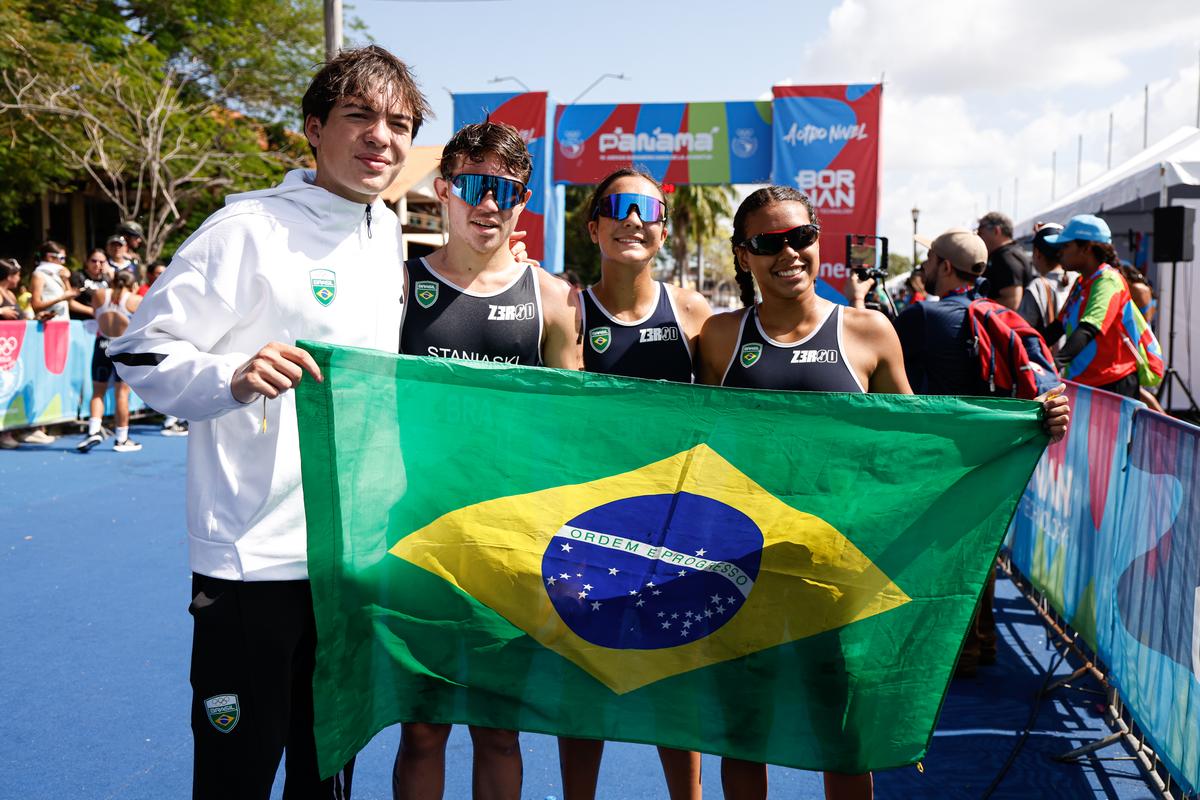 Brasil ajusta a tática e conquista a prata no revezamento misto do triatlo no Panamá