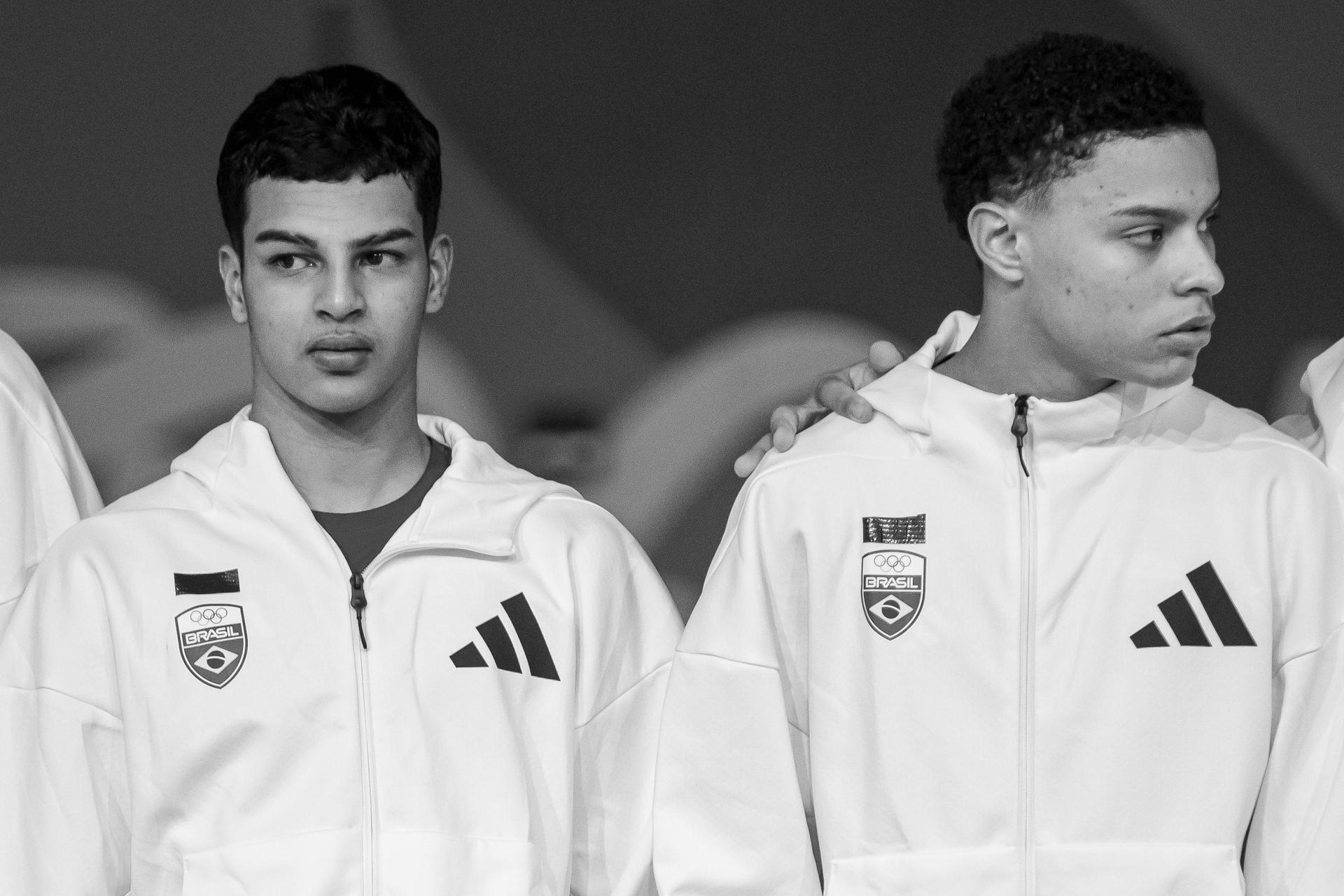 Atletas do futsal sobem ao pódio com fita preta, em sinal de luto. Foto: Léo Barrilari/COB Atletas do futsal sobem ao pódio com fita preta, em sinal de luto