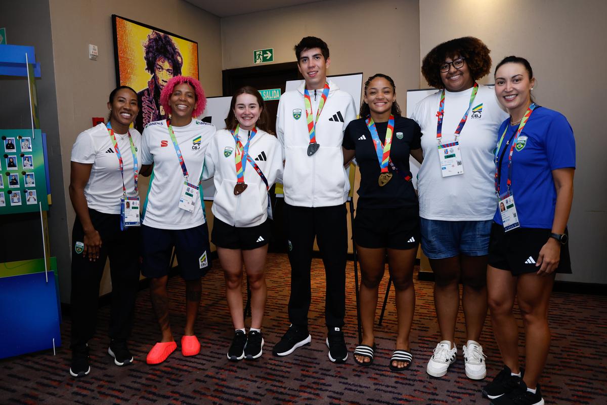 Bia Souza e Rafa Silva com alguns medalhistas do dia do Time Brasil. Foto: Juliana Ávila/COB Bia Souza e Rafaela Silva fazem visita surpresa à Vila Sul-americana do Panamá 2026