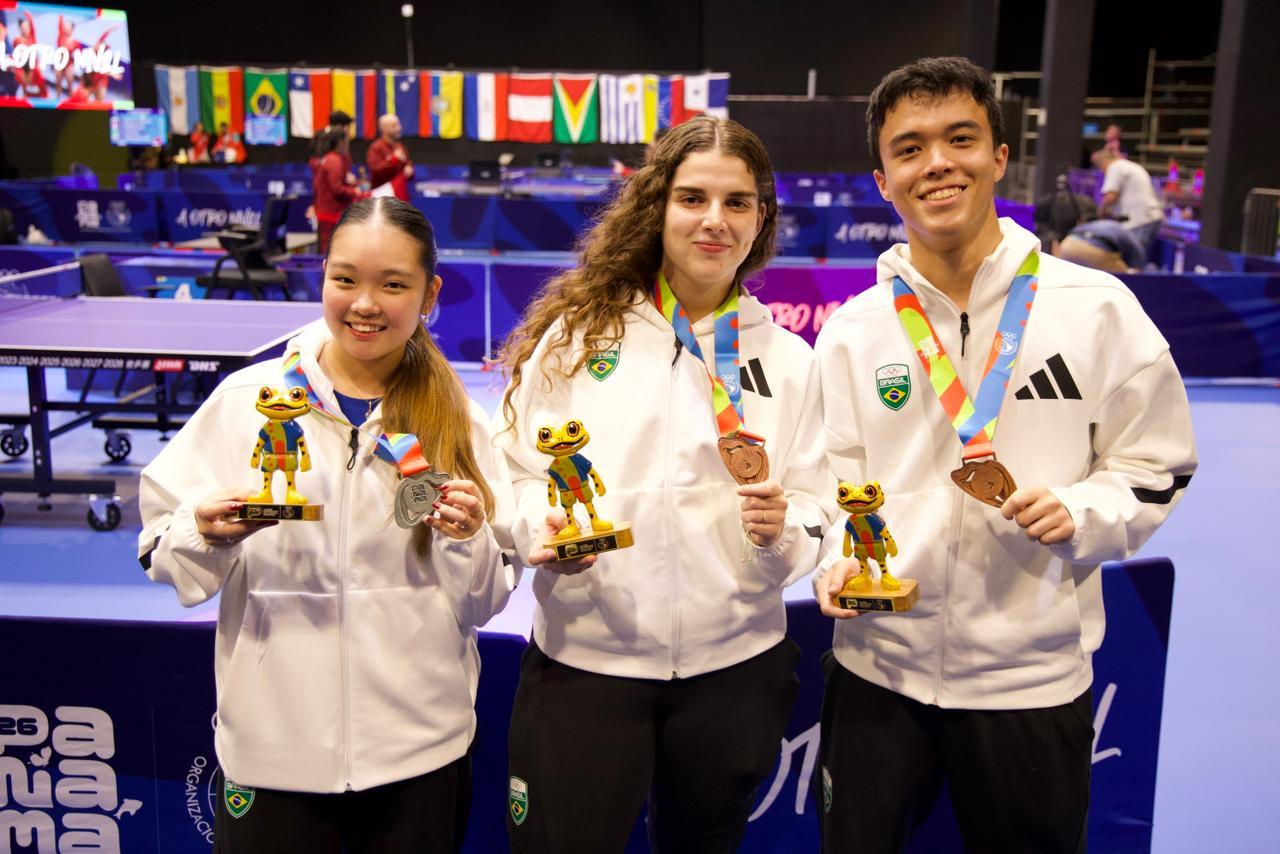 Lana, Isabel e Davi: medalhistas do tênis de mesa. Foto: Juliana Ávila/COB