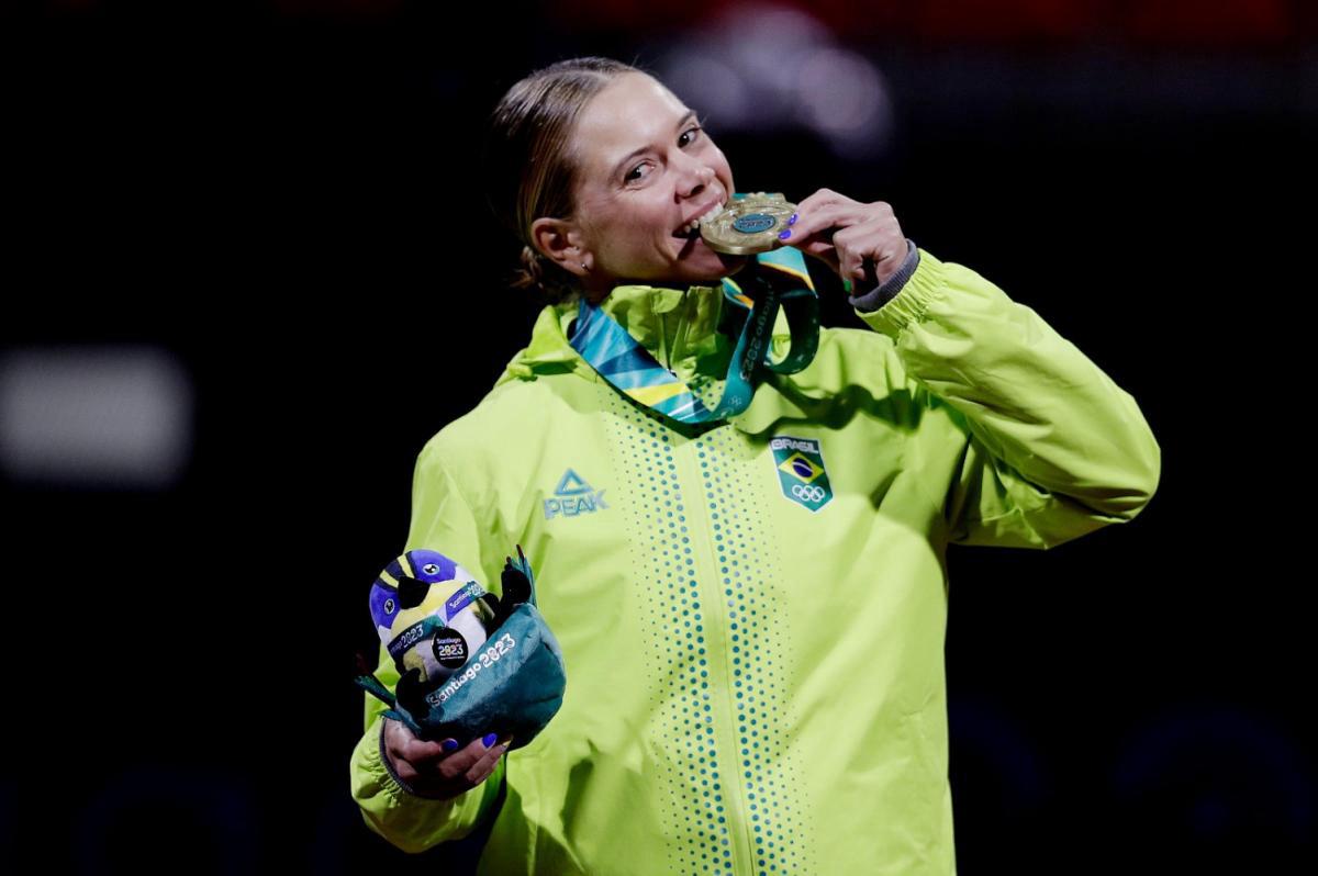 Laura Pigossi leva ouro e se torna primeira brasileira campeã de simples no Pan após 36 anos