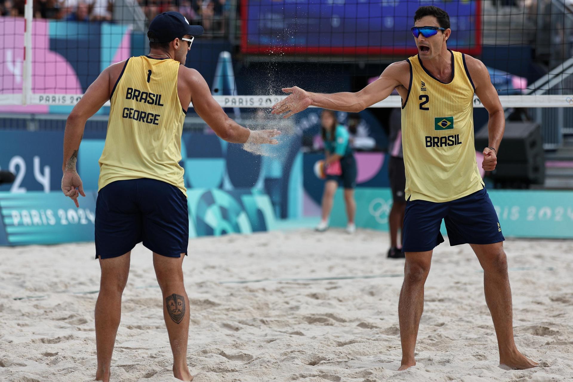 Dupla brasileira se cumprimenta em jogo do vôlei de praia