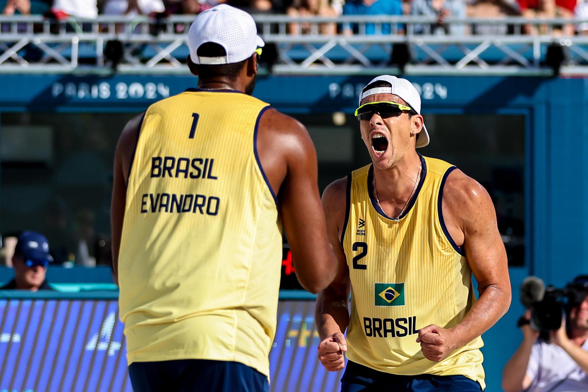 Evandro e Arthur comemoram ponto no vôlei