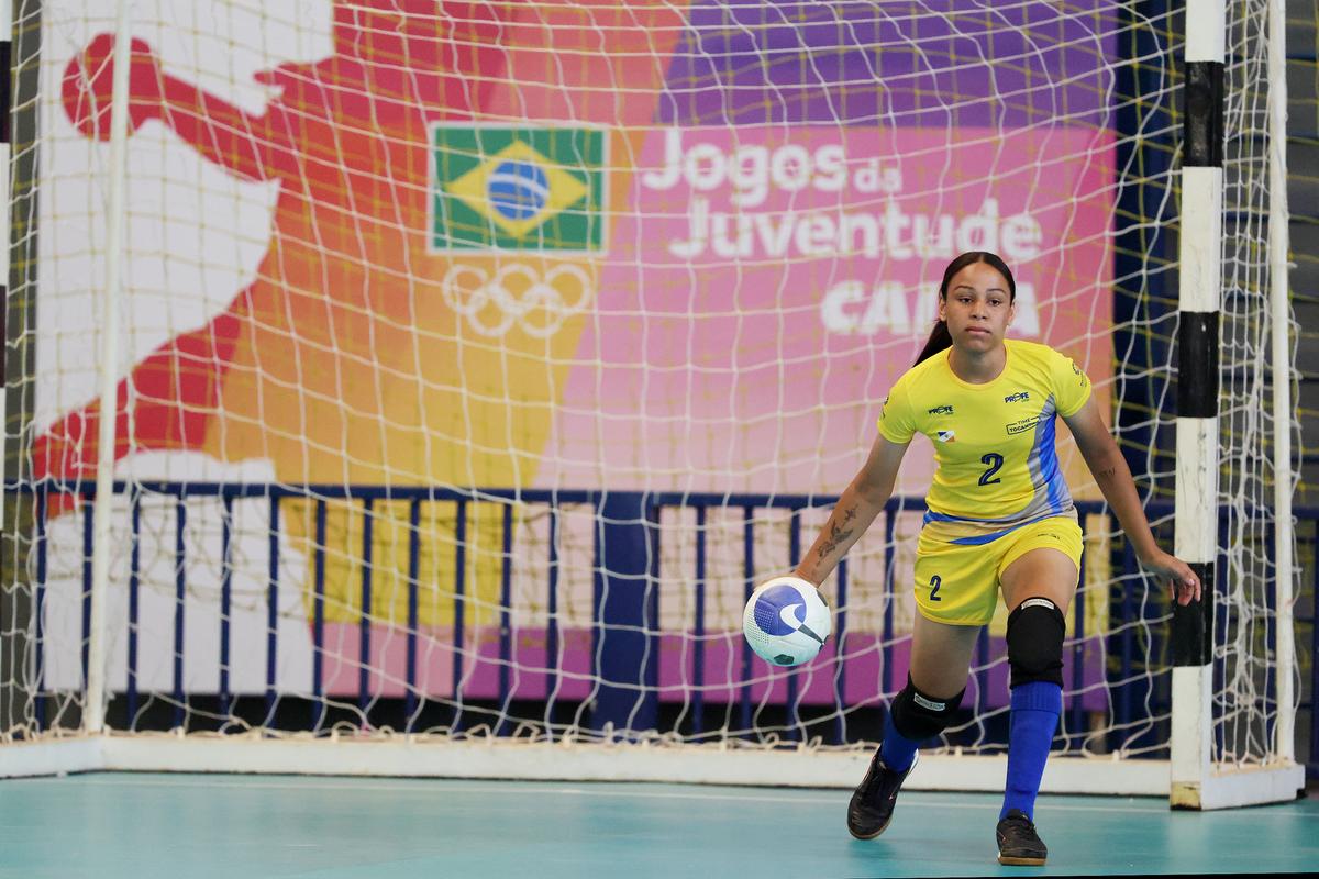 Da zaga ao gol no futsal