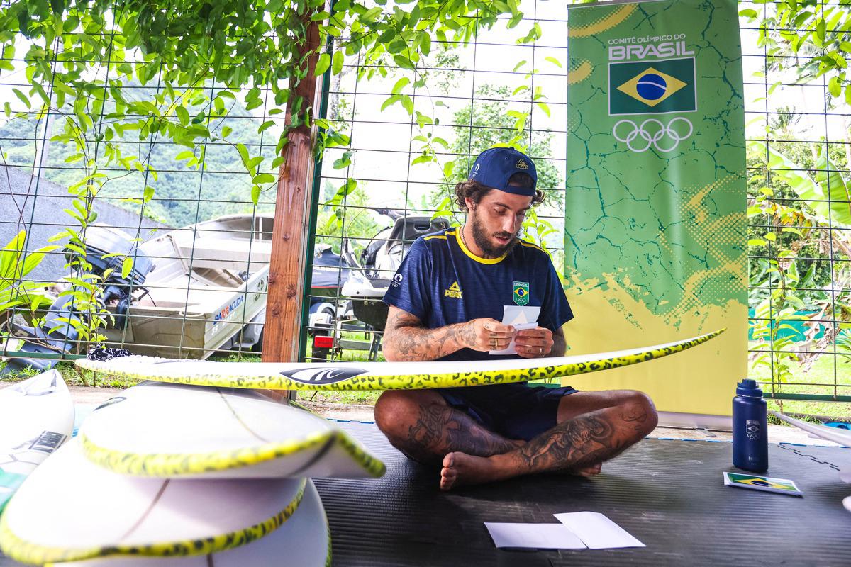 Filipe Toledo com a prancha de surfe