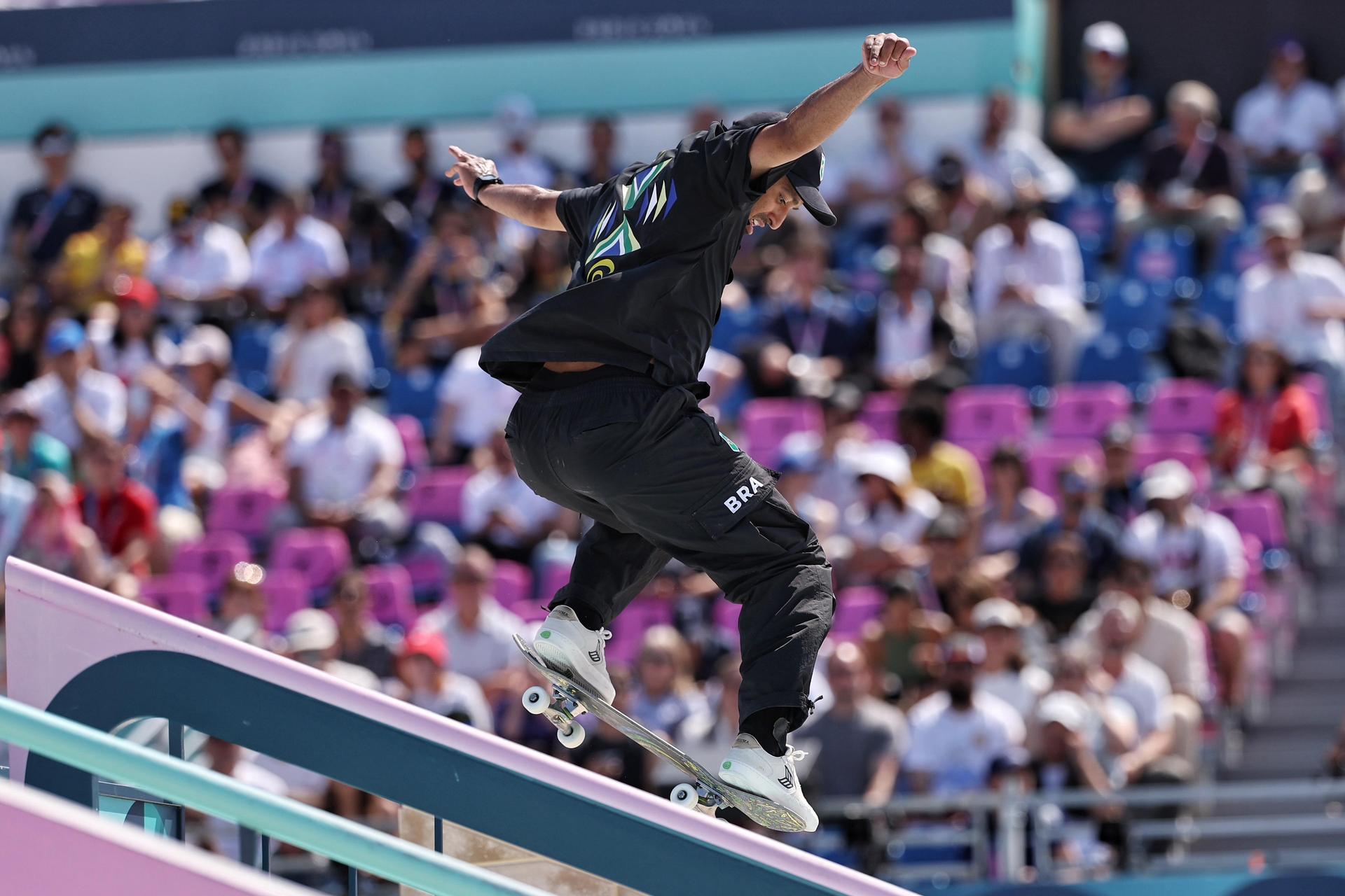 Kelvin Hoefler durante manobra de skate