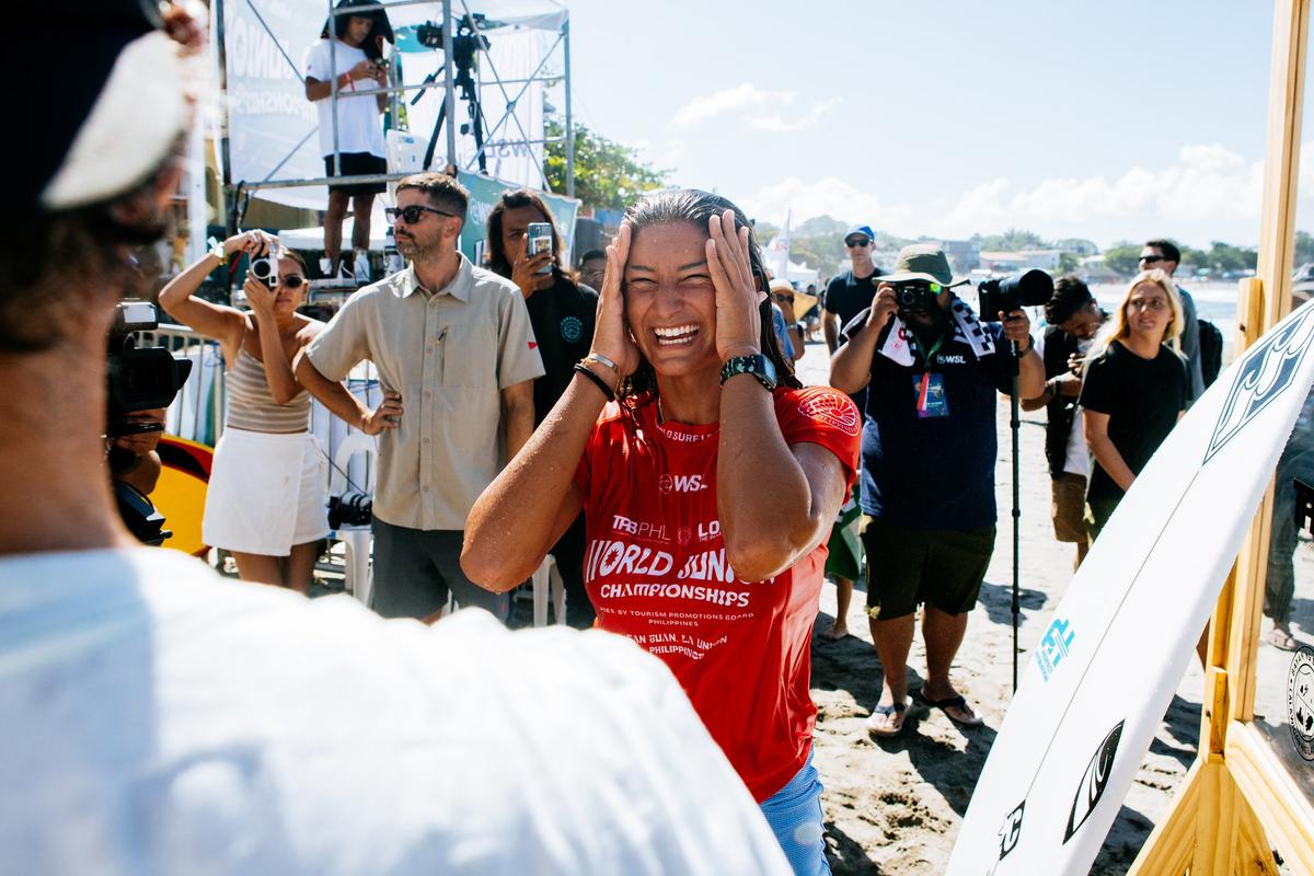 Luana Silva festeja título mundial júnior no surfe (Getty Images)