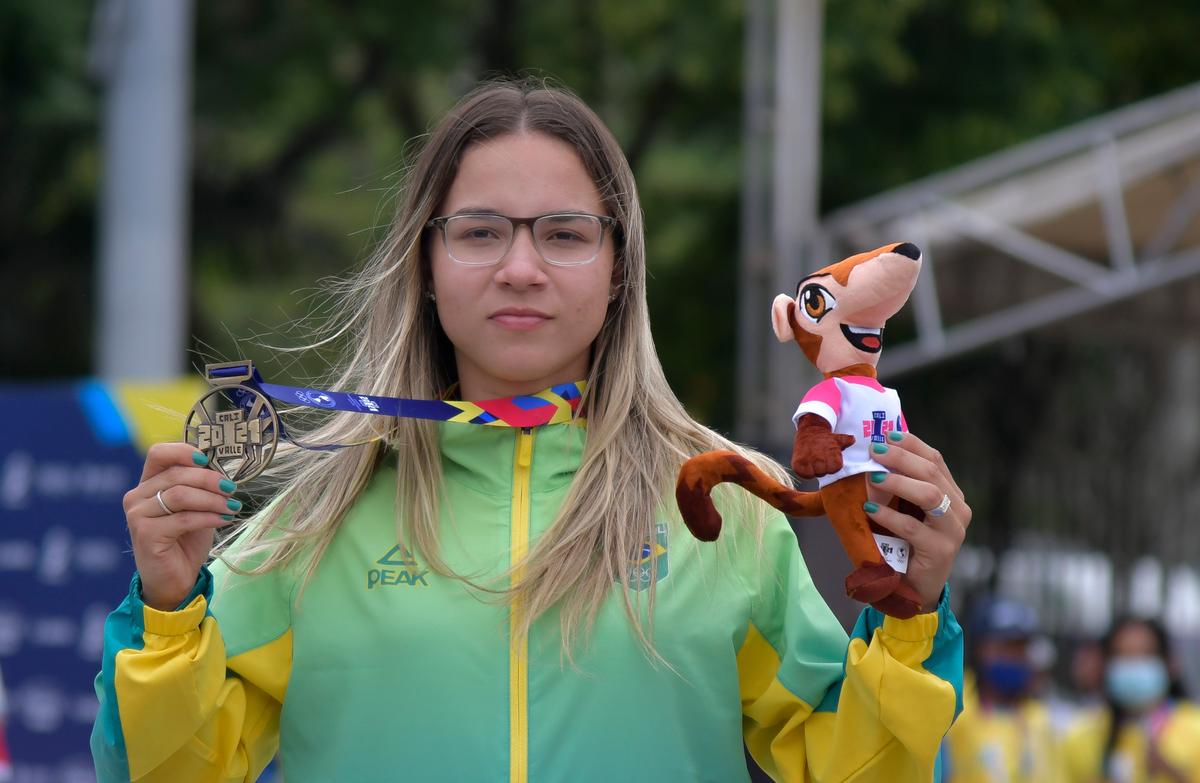 Skatista Pâmela Rosa com a medalha de ouro em Cali 2021. Foto: Washington Alves/COB