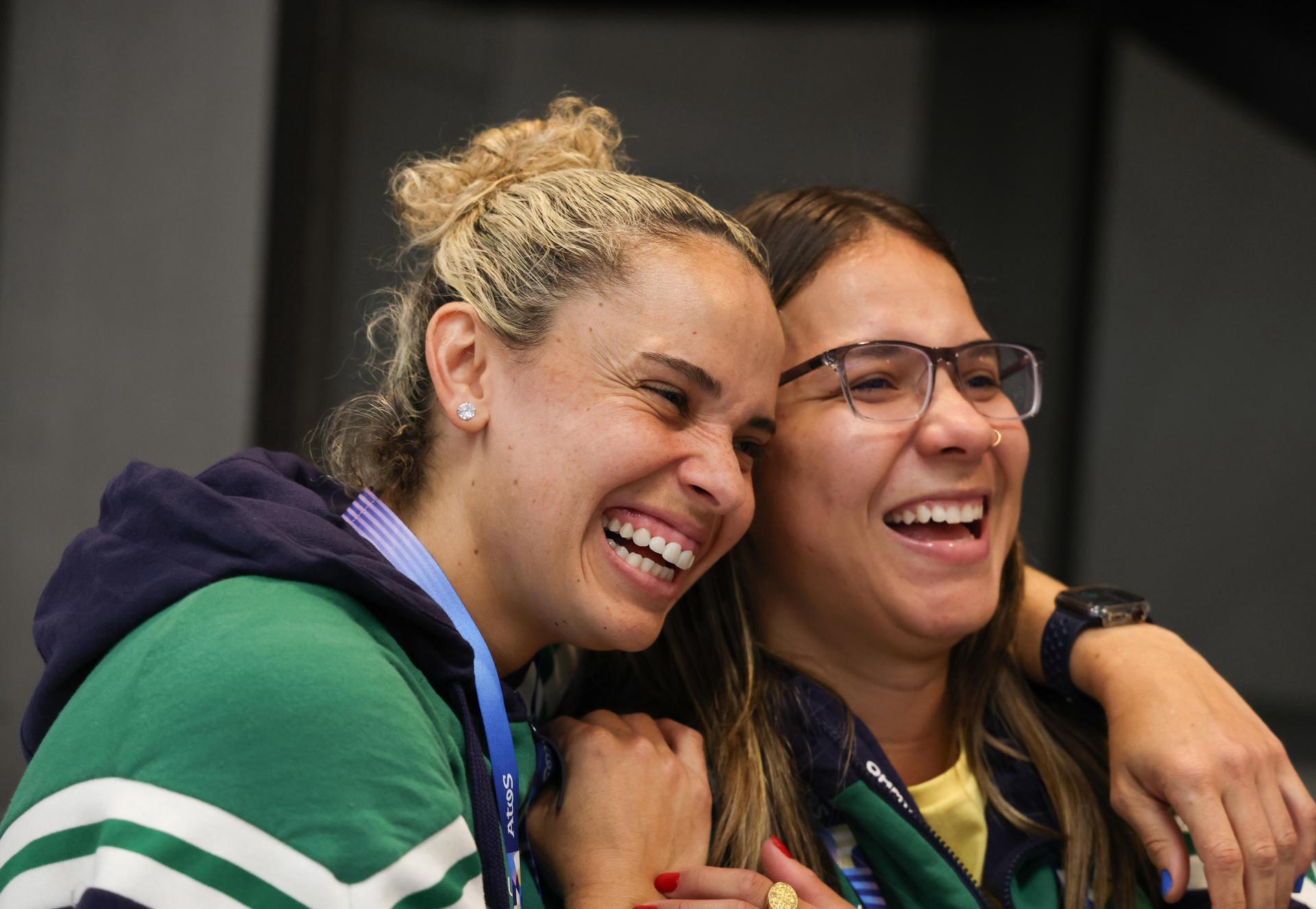 Gabi Mazetto e Pâmela Rosa sorriem na chegada a Paris