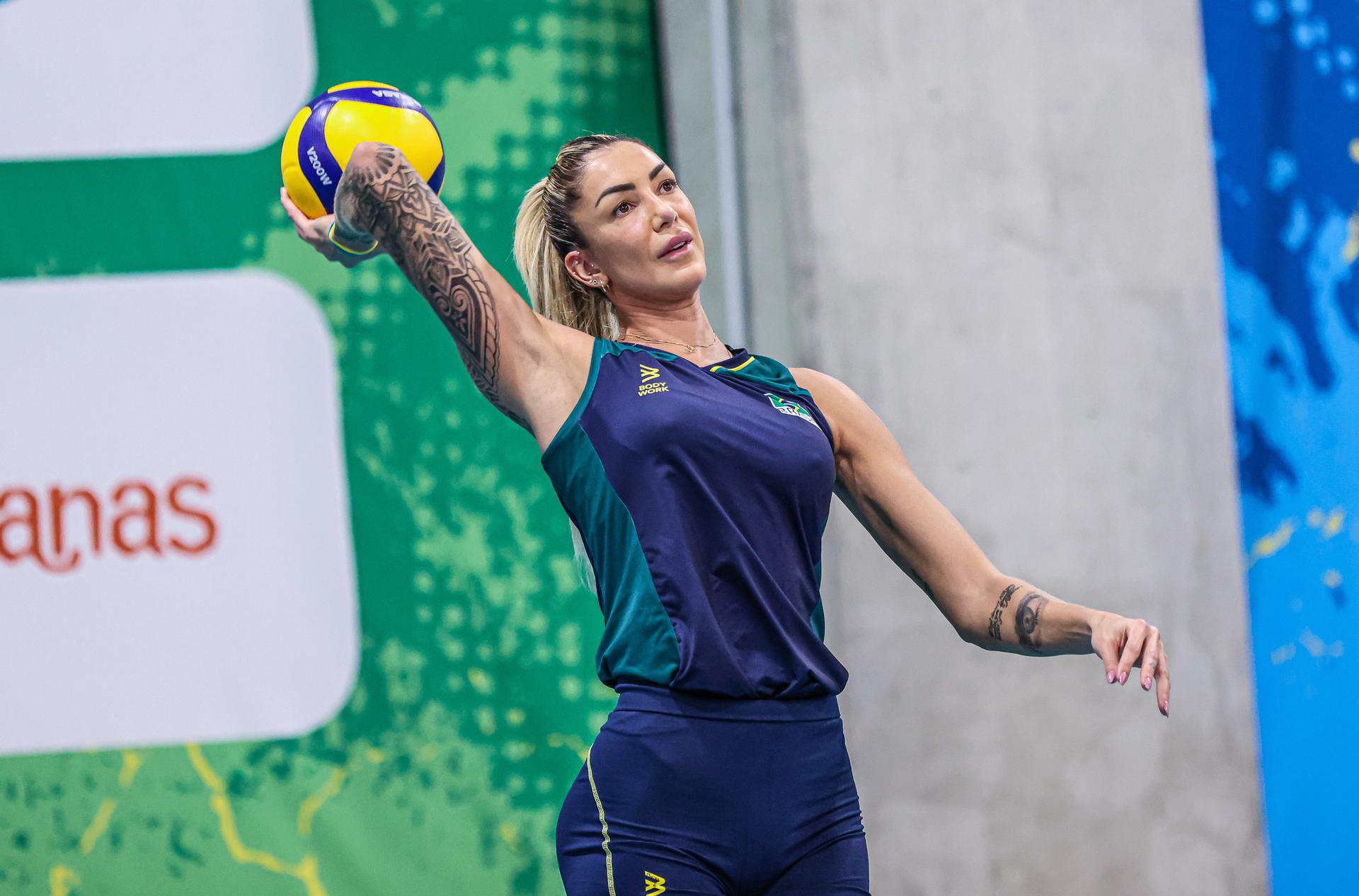 Thaísa treina com a seleção brasileira feminina de vôlei