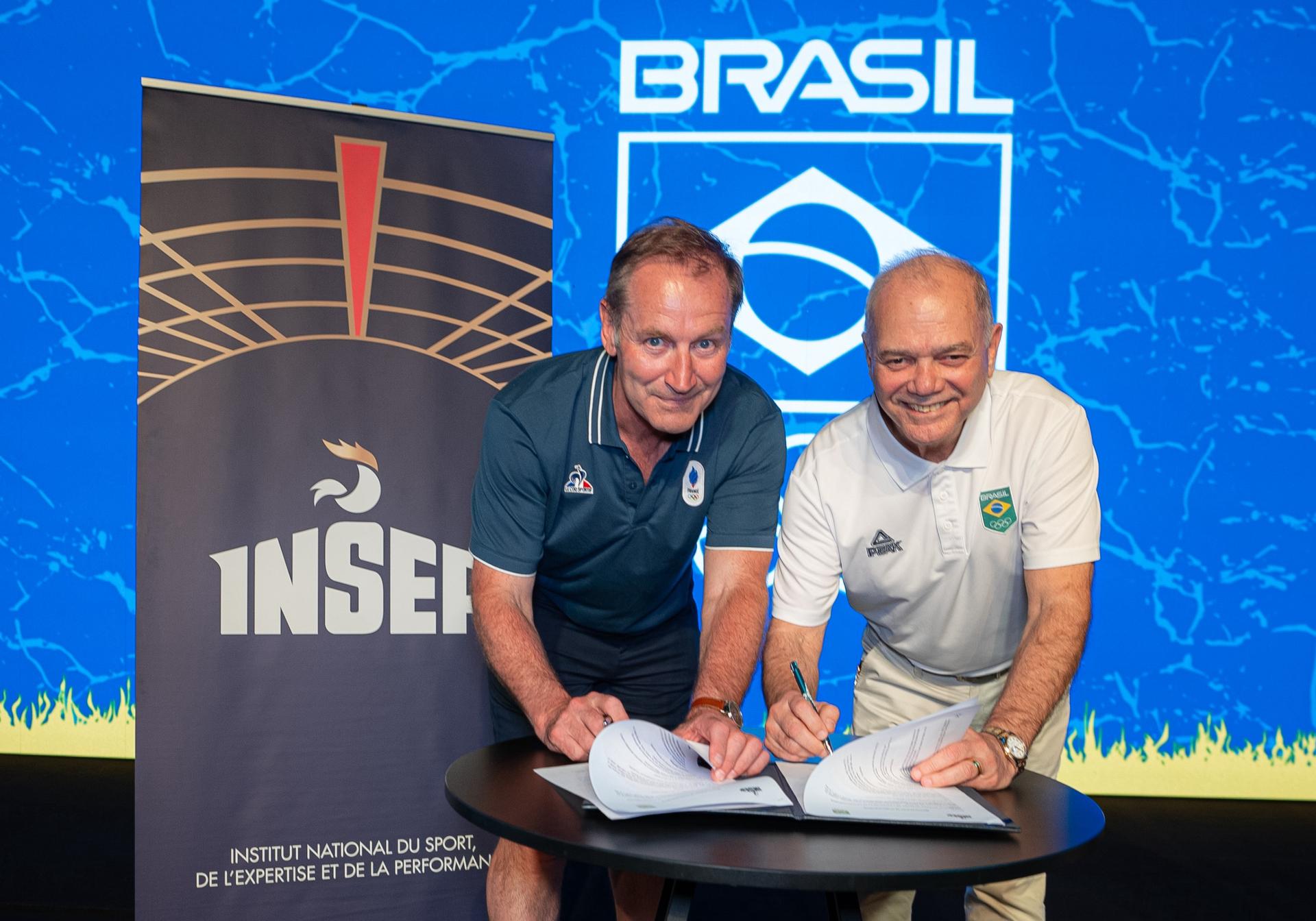 Paulo Wanderley e Fabien Canu assinam documentos