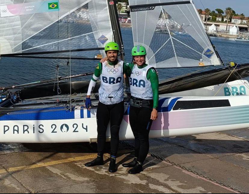 João Siemsen e Marina Arndt com barco em Marselha