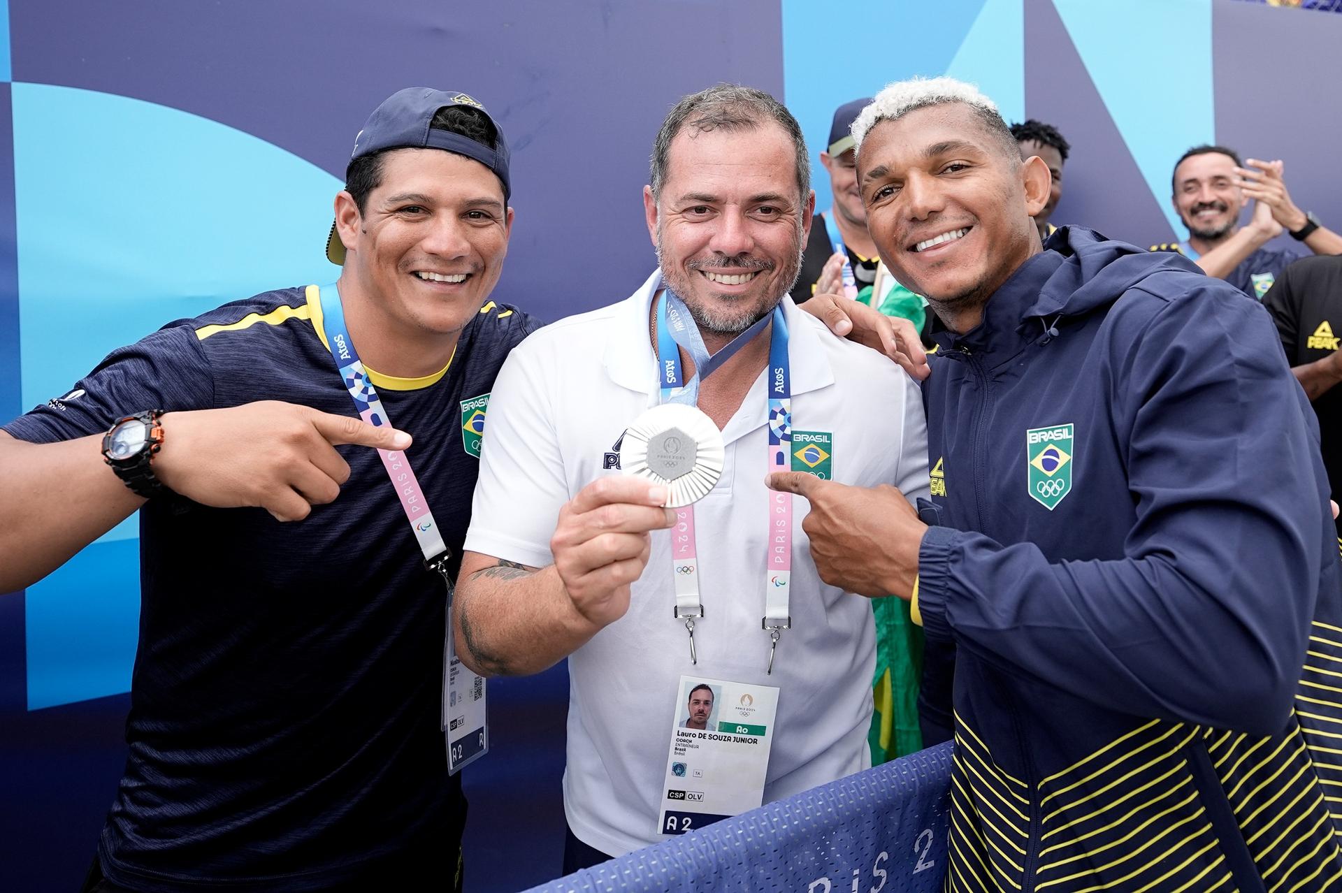 Pinda e Isaquias celebram medalha de prata em Paris