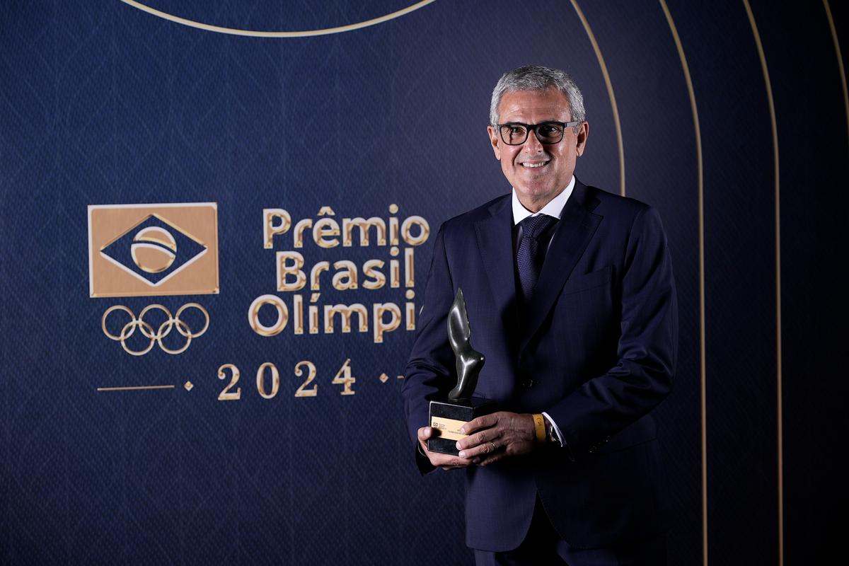 Vencedor do Troféu Adhemar Ferreira da Silva, José Roberto Guimarães se emociona com homenagem no Prêmio Brasil Olímpico 2024