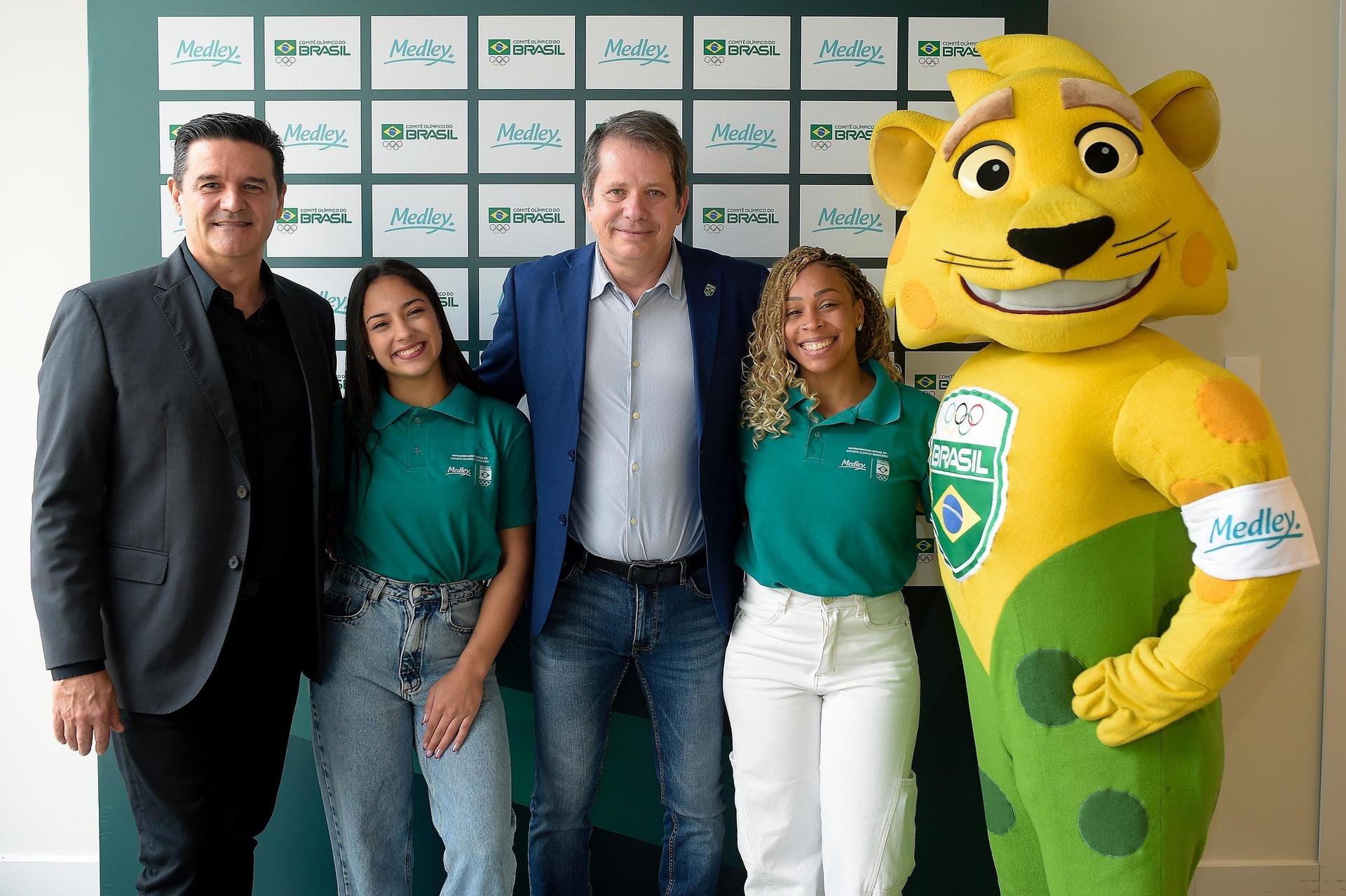 Fernando Sampaio, presidente da Sanofi Brasil, e Marco La Porta, presidente do COB, posam com as medalhistas olímpicas Julia Soares e Lorrane Oliveira (Alexandre Loureiro/COB)