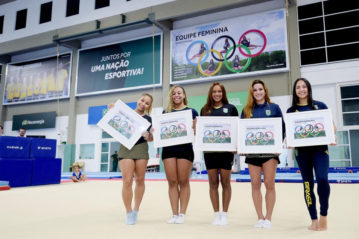 Rebeca Andrade e equipe feminina se encantam com novos painéis no Centro de Treinamento de Ginástica Artística do COB