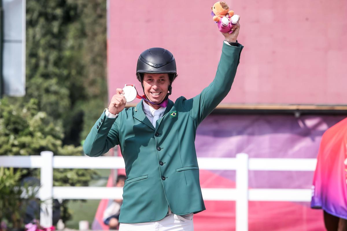 José Luís Carvalho reage na final, termina com prata e valoriza espírito de equipe do hipismo