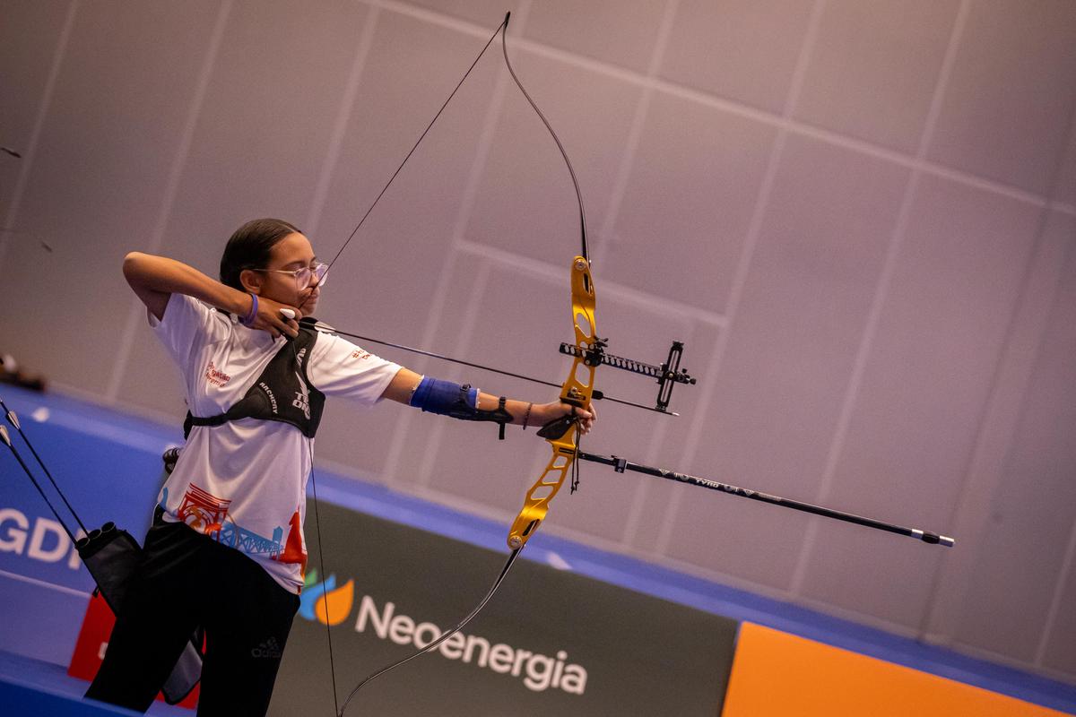 Há um ano no esporte, Darlla de Souza chega à semifinal no tiro com arco
