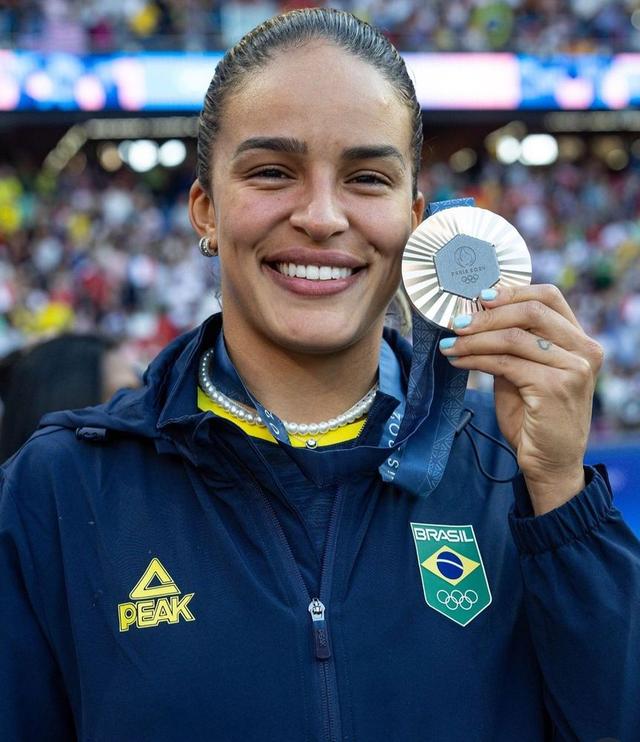 Gabi Nunes