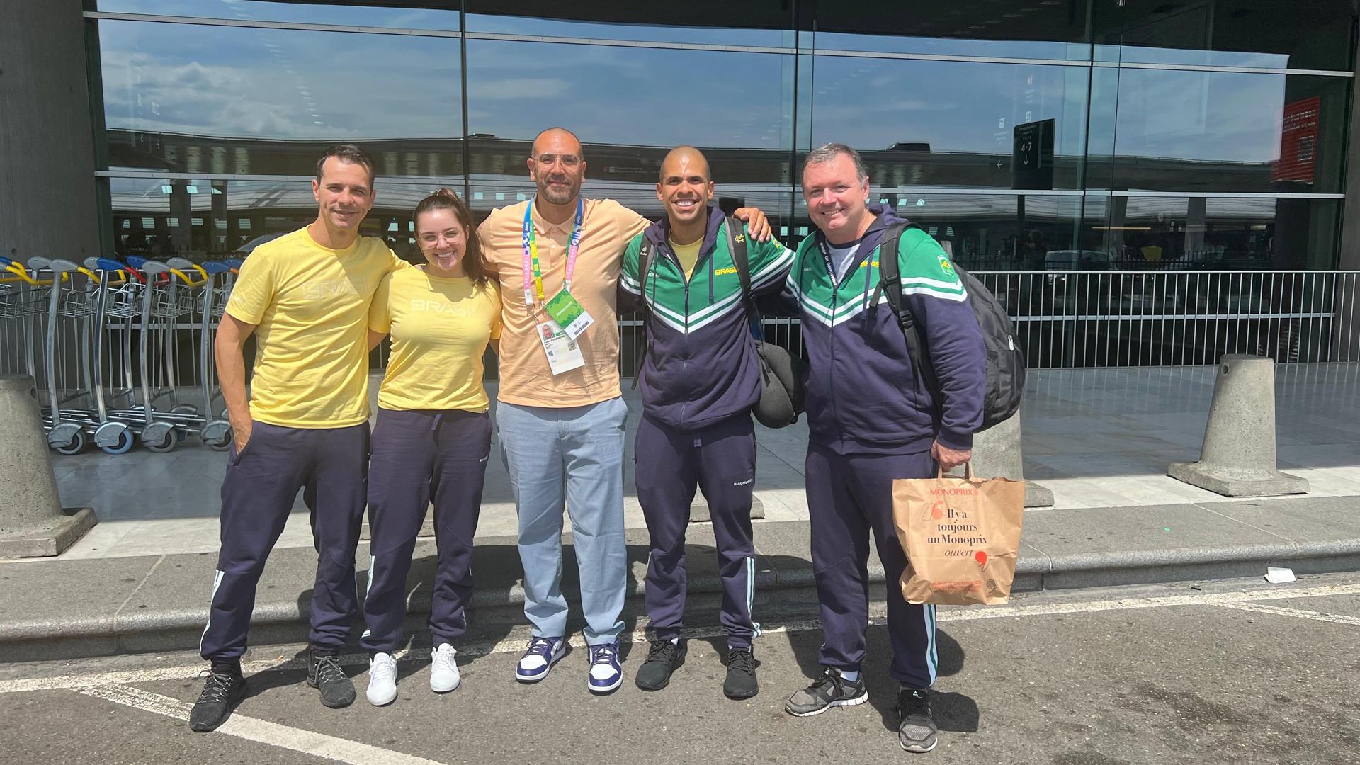 Atletas do tiro esportivo chegam à subsede de Châteauroux. Foto: Divulgação/COB Atletas do tiro esportivo chegam à subsede de Châteauroux