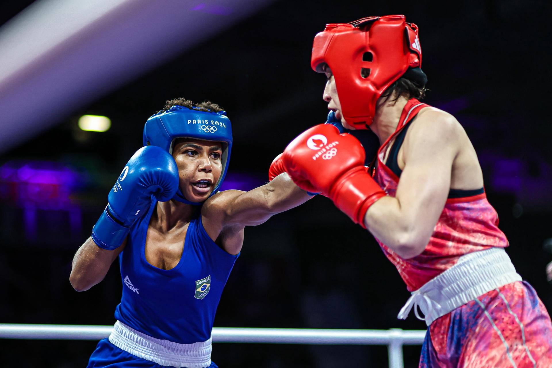 Boxe feminino - Jucielen Romeu. Foto: Wander Roberto/COB Boxe feminino - Jucielen Romeu, de azul. Foto Wander Roberto COB