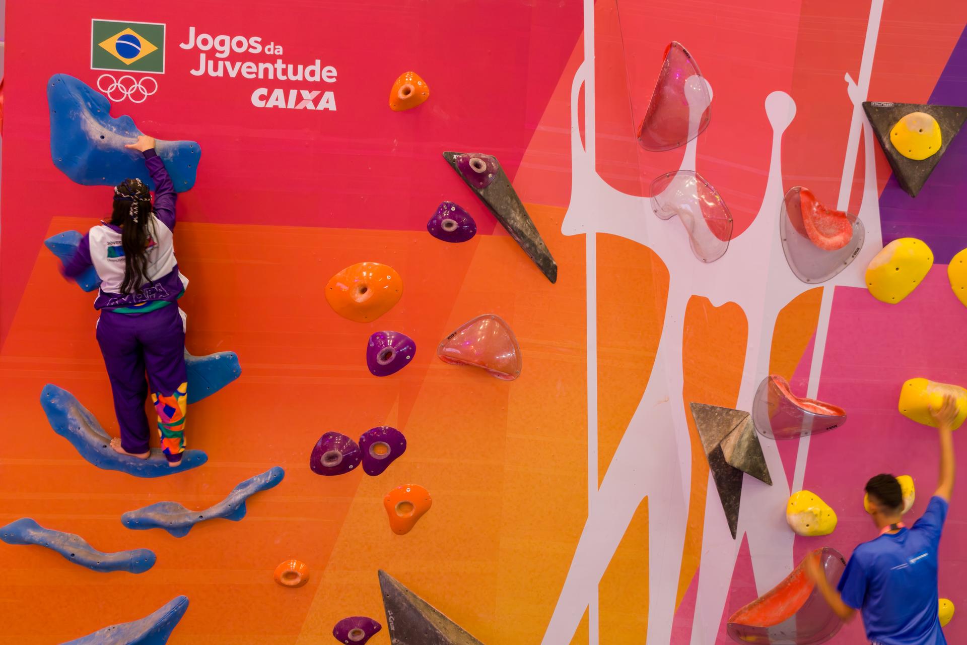 2025.09.14 - Jogos da Juventude CAIXA Brasília 2025. Centro de Convivências (CICB). Atletas se divertem no muro de escalada no Centro de Convivências. Foto: Abelardo Mendes Jr/COB IG: @abelardomendesjr / @timebrasil