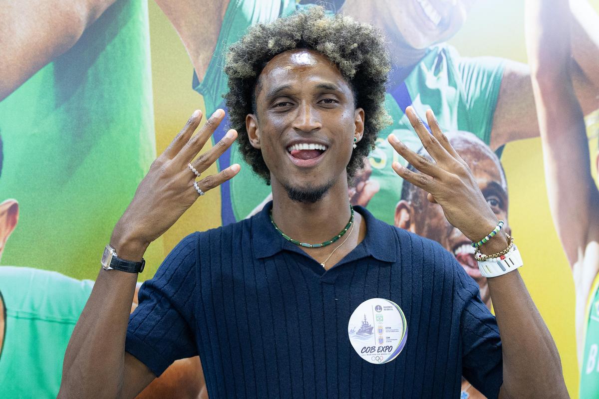 Alison dos Santos celebra novo status junto à torcida brasileira após quebra de recorde mundial