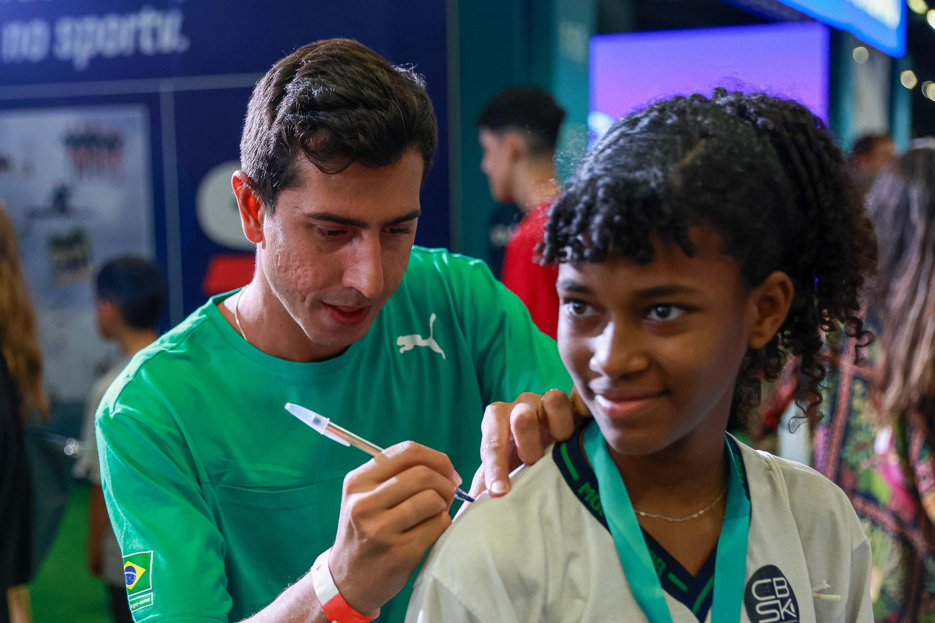 Caio Bonfim dá autógrafo durante COB Expo 2024. Leo Barrilari (COB)