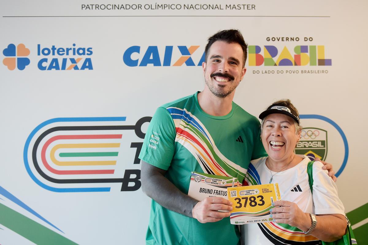 Entrega de kits da Corrida Time Brasil reúne atletas olímpicos e corredores no CT do COB