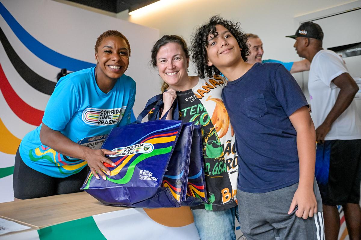 Retirada de kits da Corrida Time Brasil continua durante o sábado no CT do COB lotado de atletas e ativações