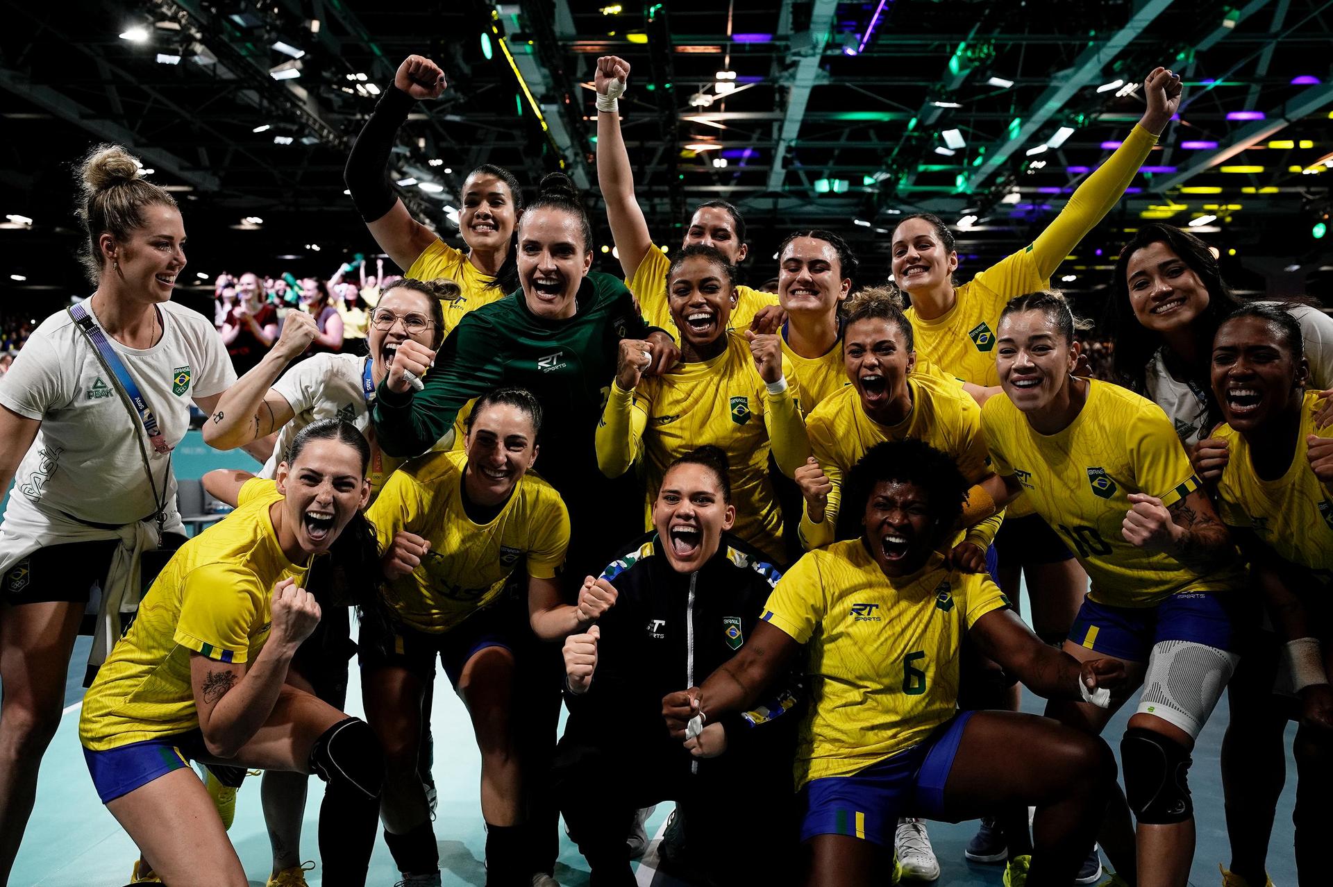 Handebol Feminino - Brasil x Angola - Brasil vence e se classifica - Foto: Alexandre Loureiro/COB Handebol Feminino - Brasil x Angola - Brasil vence e se classifica - Foto Alexandre Loureiro COB