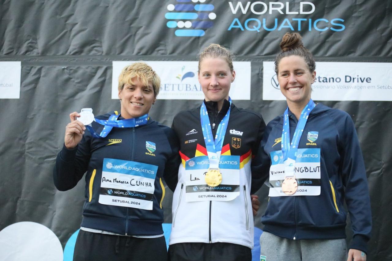 Ana Marcela Cunha e Viviane Jungblut no pódio. Foto: World Aquatics Ana Marcela Cunha e Viviane Jungblut no pódio. Foto: World Aquatics