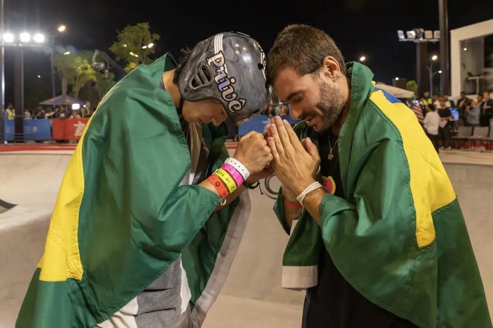 Augusto Akio e Pedro Barros celebram dobradinha no Mundial de Skateboarding (Divulgação/CBSk) Augusto Akio e Pedro Barros celebram dobradinha no Mundial de Skateboarding (Divulgação/CBSk)