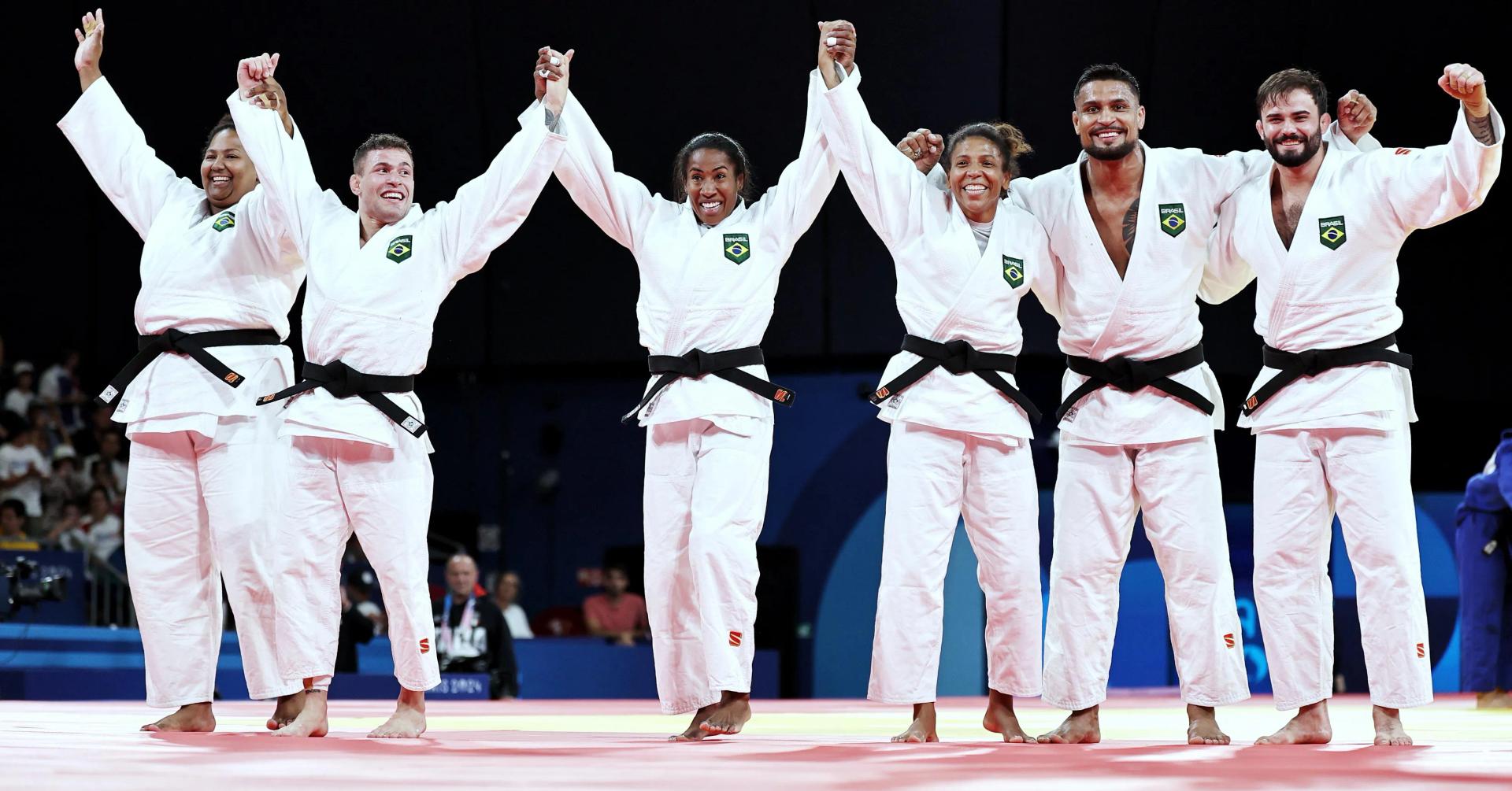 Judocas comemoram o bronze do Brasil no judô por equipes. Foto: Miriam Jeske/COB