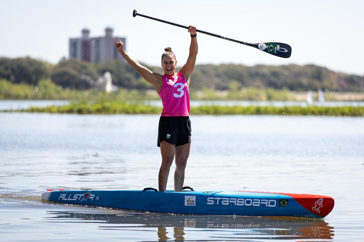 Aos 43 anos, Jéssica Moah conquista medalha de bronze no surf SUP