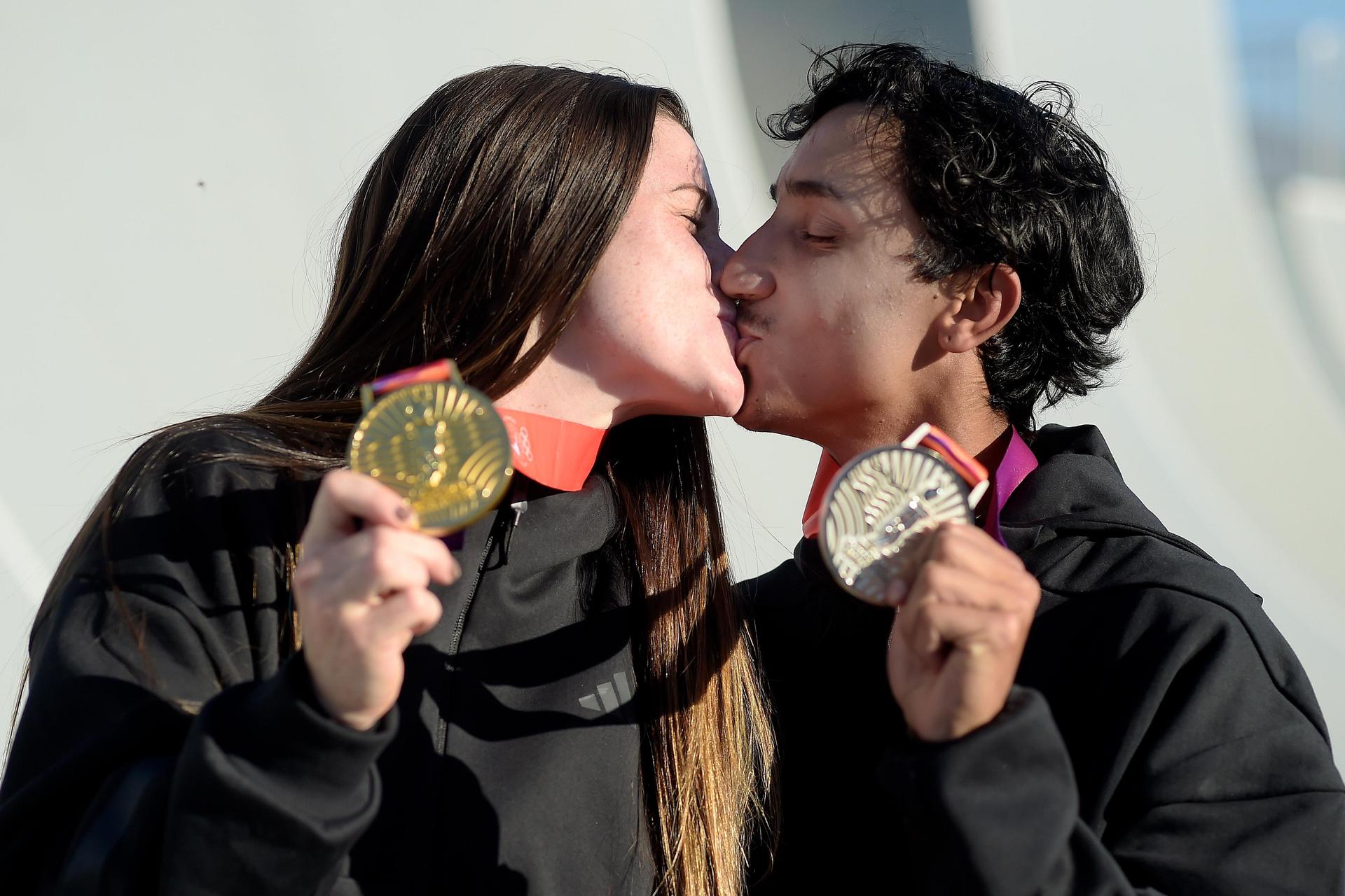 Duda Bordignon e Gustavo Balaloka comemoram as medalhas vencidas na competição Foto: Alexandre Loureiro /COB. IG: alexandreloureiroimagens