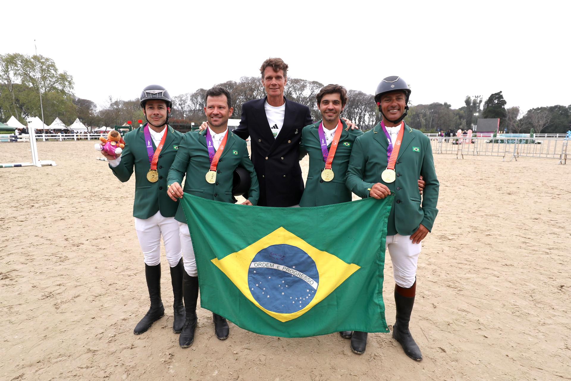 Equipe brasileira conquista a medalha de ouro no Hipismo completo - Foto: Gaspar Nóbrega/COB.