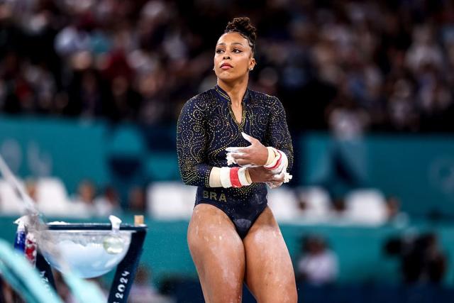 O Brasil conquistou a medalha de bronze. Na foto a ginasta Lorrane Olivera. FOTO: Miriam Jeske/COB Lorrane Oliveira